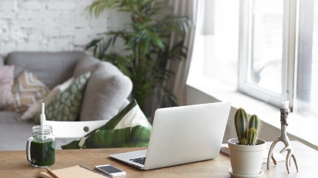 Ideal é que o home office ocupe um cômodo anexo, sótão ou mezanino - (shurkin_son/Freepik)