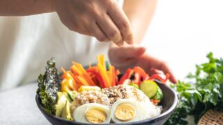 Para isso, o ideal e mais recomendado é priorizar alimentos naturais e minimamente processados