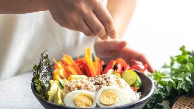 Para isso, o ideal e mais recomendado é priorizar alimentos naturais e minimamente processados