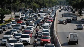 As faixas exclusivas de ônibus também permanecem operando na segunda-feira