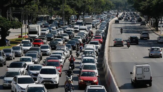As faixas exclusivas de ônibus também permanecem operando na segunda-feira