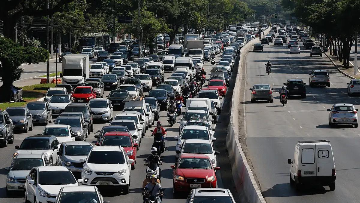 As faixas exclusivas de ônibus também permanecem operando na segunda-feira