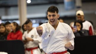 Diferente de um soco padrão de boxe, em que o objetivo é acertar em cheio e atravessar o alvo para gerar transferência de massa, o karateka utiliza a desaceleração brusca