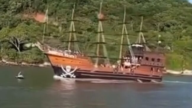 Vídeos gravados por pessoas que estavam próximas registraram o momento da batida. A mulher que estava no jet ski sofreu ferimentos leves