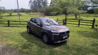 Na linha 2026, tanto nas versões "comuns" quanto nas híbridas, o Pulse traz desenho frontal renovado, inspirado na esportividade do Fastback, com novas grades com temas verticais, novo skid plate