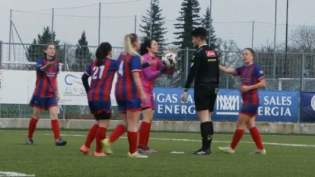 Após perceber o erro grave da arbitragem, em uma partida sem a atuação do VAR, a atacante cobrou o pênalti com um chute rasteiro, apenas recuando a bola para a defesa da goleira