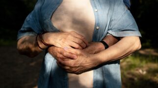 Marça azul reacende alerta para sinais ignorados de câncer de intestino