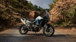 Entre os principais destaques estão as novas Tiger 900 Alpine Edition e Desert Edition, além das Tiger 1200 Alpine Edition e Desert Edition, apresentadas recentemente no Brasil