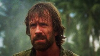 Nascido no estado de Oklahoma em 1940, Chuck Norris serviu na Força Aérea dos Estados Unidos entre 1958 e 1962
