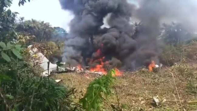 Um avião do Exército da Colômbia caiu nesta segunda-feira (23/3) com 125 militares a bordo, conforme informado pelo governo do país