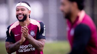 Memphis pode sofrer punição por uso de celular durante partida contra o Flamengo