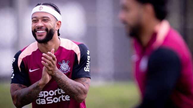 Memphis pode sofrer punição por uso de celular durante partida contra o Flamengo