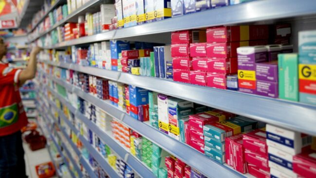 Lei sancionada não permite a venda de medicamentos em prateleiras comuns do supermercado