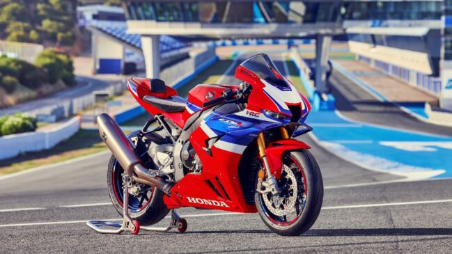 O motor de quatro cilindros em linha adota medidas de diâmetro e curso idênticas às da RC213V da MotoGP, entregando 215 cavalos de potência e 11,4 kgfm de torque