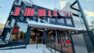 Casa inclui espaço externo, dois telões, espaço dedicado às crianças, pinball, oficinas infantis e um simulador de Fórmula 1 Red Bull Racing