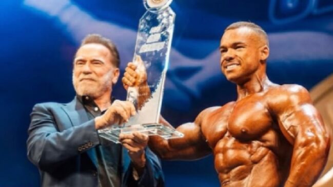 Chaves se emocionou ao receber o troféu das mãos do próprio Arnold Schwarzenegger, lenda do fisiculturismo e dos filmes de ação de Hollywood