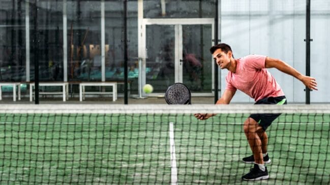 Padel é disputado em duplas, em uma quadra retangular menor que a de tênis e cercada por paredes