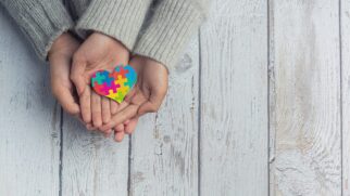 Abril Azul marca o mês mundial de conscientização sobre o Transtorno do Espectro Autista (TEA)