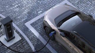 Equipada com dois eixos elétricos um dianteiro e outro traseiro , entrega 280 kW (380 cavalos) de potência combinada, alimentados por bateria de íon-lítio de 74,69 kWh