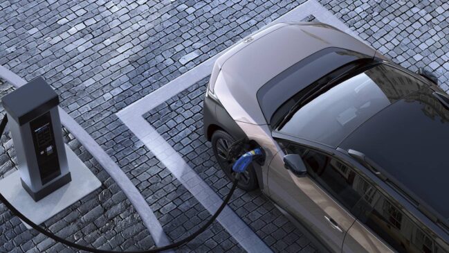 Equipada com dois eixos elétricos um dianteiro e outro traseiro , entrega 280 kW (380 cavalos) de potência combinada, alimentados por bateria de íon-lítio de 74,69 kWh