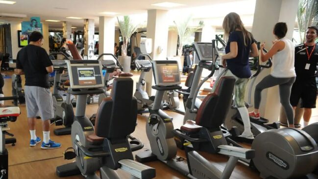 O processo tem seu início entre os 40 e 50 anos, quando acontece uma redução dos músculos