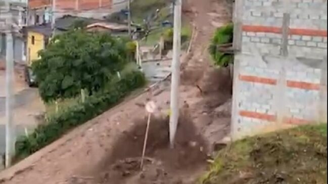 Segundo o Corpo de Bombeiros, o acidente aconteceu por volta das 11h na Rua Jacarandá, no bairro Capoavinha