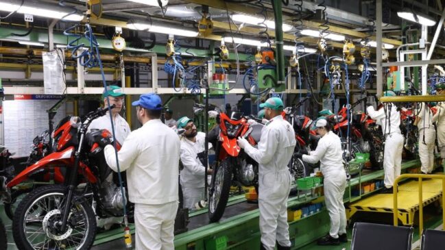 Responsável por toda a produção nacional da marca, a unidade opera em ritmo elevado, com cerca de 6.500 motocicletas