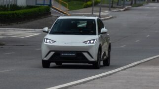 Nos elétricos, foram 6.759 carros emplacados em fevereiro, com 78,01% de participação, tendo como destaque o líder de sempre, o Dolphin Mini, que registrou 4.094 emplacamentos no segundo mês do ano