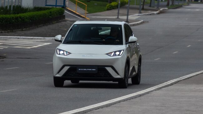 Nos elétricos, foram 6.759 carros emplacados em fevereiro, com 78,01% de participação, tendo como destaque o líder de sempre, o Dolphin Mini, que registrou 4.094 emplacamentos no segundo mês do ano