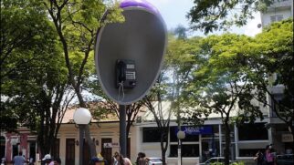 Cidade é conhecida por seus objetos gigantes que lhe rendem seu carinhoso e exagerado apelido