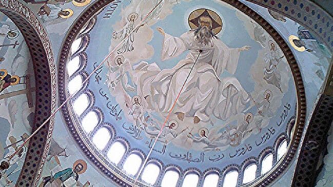 A cúpula principal conta com uma imagem do Deus Pantocrator, Cristo Todo-Poderoso, com inscrições em árabe. Uma característica notável da arte bizantino-normanda, refletindo a convivência cultural na Sicília do século XII (Foto: Mauro Cateb / Wikimedia Commons)