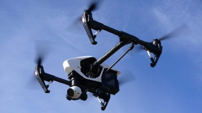 Drone virou parte do imaginário do passeio, mas o uso do equipamento depende de regras e contexto do local (Foto: Powie / Pixabay)
