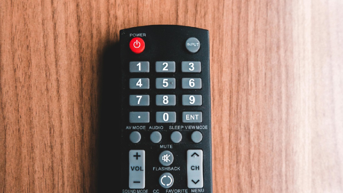 A câmera frontal do celular consegue mostrar o feixe infravermelho do controle remoto e ajuda a separar defeito de pilha fraca (Foto: Erik Mclean / Pexels)