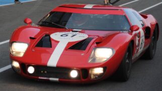 A Ford enviou uma frota de GT40 para Le Mans, sobrecarregando a equipe da Ferrari, que tinha recursos muito menores.