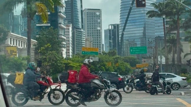 Pesquisas indicam que o trabalho por app se expandiu com força em São Paulo entre a pandemia e os anos seguintes. O setor não só cresceu como passou a operar em escala permanente.