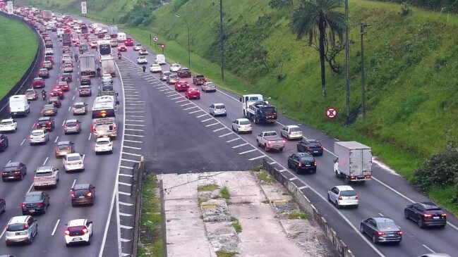 A Rodovia dos Imigrantes registra congestionamento do km 52 ao 46 devido ao alto volume de veículos comerciais e de passeio