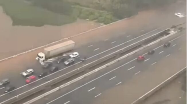 Rodovia dos Imigrantes sofreu com alagamentos neste domingo