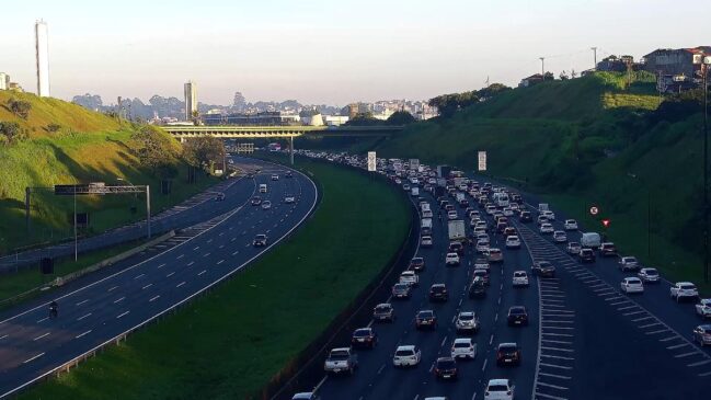 A Rodovia dos Imigrantes (SP-160) é a que apresenta maior volume, com 6 quilômetros de congestionamento na subida da serra