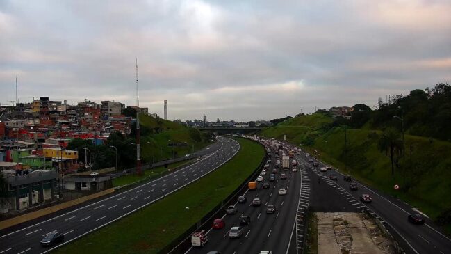 No Sistema Anchieta-Imigrantes, a visibilidade reduzida por neblina no topo da serra exige atenção redobrada
