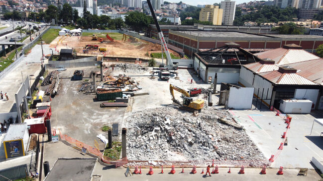 Movimentação intensa nas obras da futura estação do Metrô em Taboão da Serra, na região sudoeste da Grande São Paulo