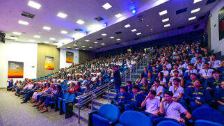 Data foi comemorada em evento realizado nesta terça-feira (31/3), em São José dos Campos, no Vale do Paraíba, que reuniu cerca de 300 pessoas de diferentes gerações, entre alunos e ex-alunos dos Colégios Embraer, educadores, parceiros e voluntários