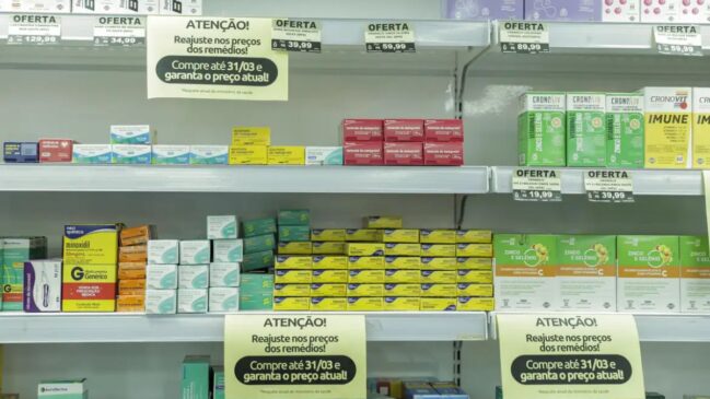 A nova lei de remédios em supermercados exige que produtos como os da imagem fiquem em áreas separadas, e não nas gôndolas de alimentos.