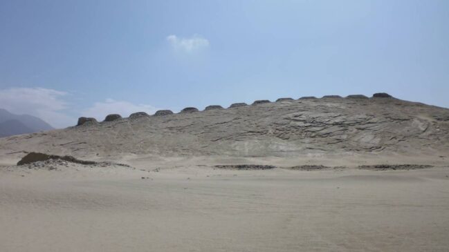 Localizado na região de Chankillo, o monumento foi uma obra de engenharia milenar onde a astronomia e o poder se encontravam no meio do deserto do Peru