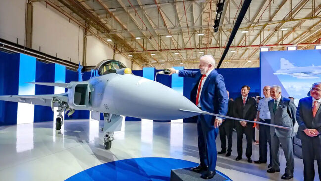 Presidente Luiz Inácio Lula da Silva apresentou e batizou, nesta quarta-feira (25), o primeiro caça F-39E Gripen produzido no Brasil
