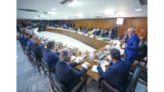 O presidente Luiz Inácio Lula da Silva comanda reuniões decisivas para definir quem permanece no primeiro escalão e quem deixa o governo até 4 de abril para disputar as eleições