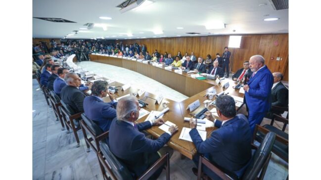 O presidente Luiz Inácio Lula da Silva comanda reuniões decisivas para definir quem permanece no primeiro escalão e quem deixa o governo até 4 de abril para disputar as eleições