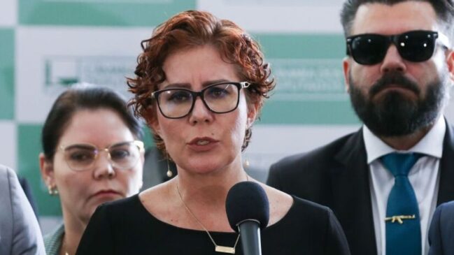 Defesa de Zambelli tenta na Itália converter o isolamento em Roma em ganho de tempo contra o sistema prisional brasileiro.