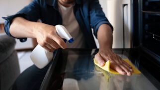 Descubra como uma técnica simples com água e bicarbonato mantém o vidro do forno brilhante