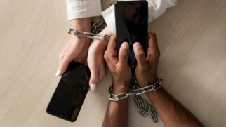 Relatórios internacionais mostram como governos ampliam bloqueios de sites, vigilância digital e controle sobre o acesso à informação