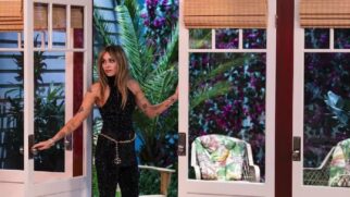 Miley Cyrus retorna ao visual loiro que definiu sua carreira e explora os cenários que marcaram uma geração, incluindo a famosa casa de praia em Malibu, que foi fielmente recriada em estúdio para a produção